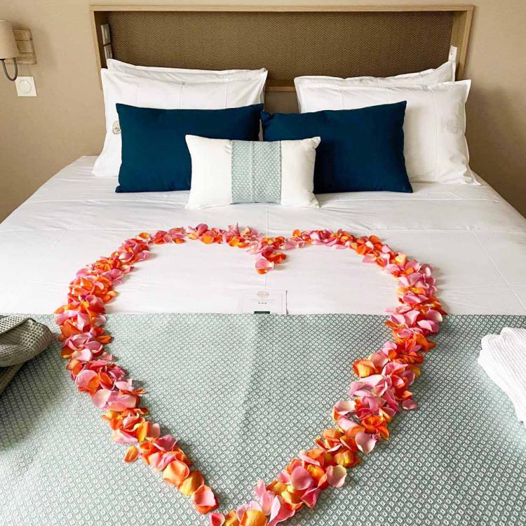 Parental suite on the ground floor with bathroom and dressing room, high-end bedding.