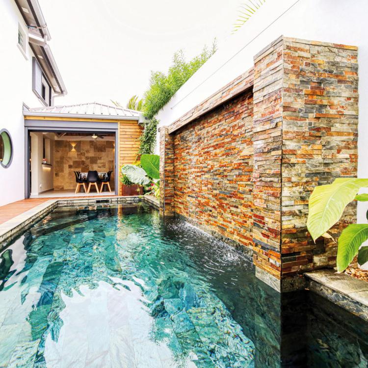 Swimming pool of 17 m2 in natural stone with flowing wall, (heated in winter) with small outdoor area / not overlooked.