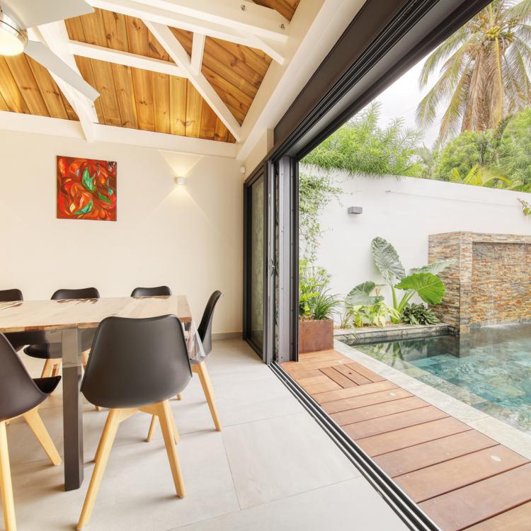A dining room of 16 m2 overlooking the pool area.