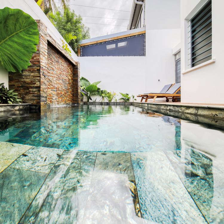 Swimming pool of 17 m2 in natural stone – Salt water treatment.