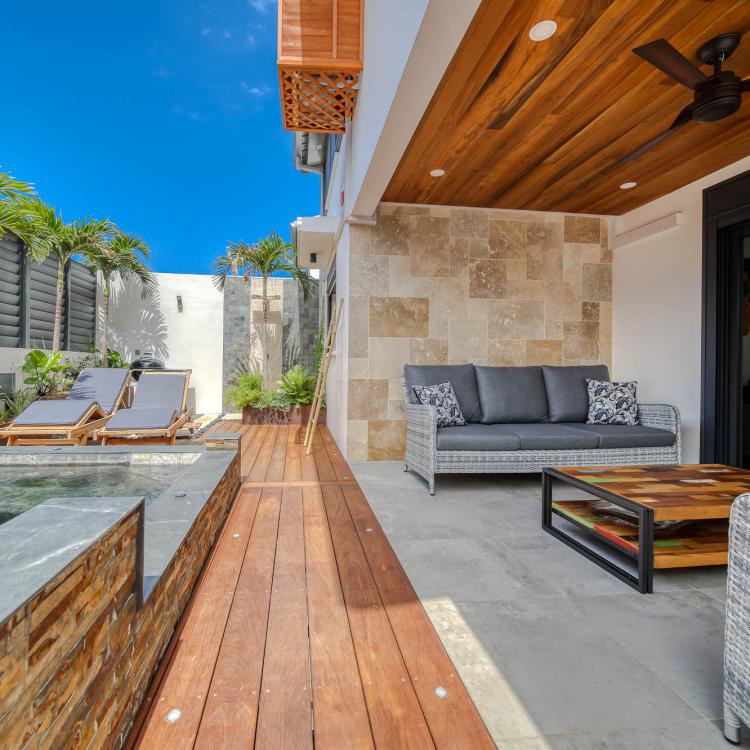 Outside living room with jaccuzzi with natural stone overflow: capacity for 8 people.