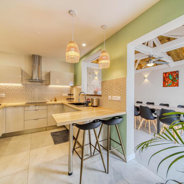 A fully equipped American kitchen (dishwasher, fridge, oven, microwave, coffee bean maker).