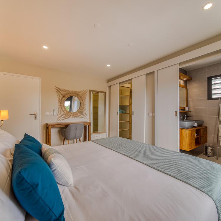 80 / 1024 Parental suite upstairs with shower room and dressing room, high quality bedding.