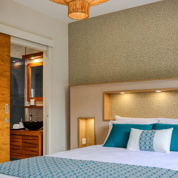 Parental suite on the ground floor with bathroom and dressing room, high-end bedding.