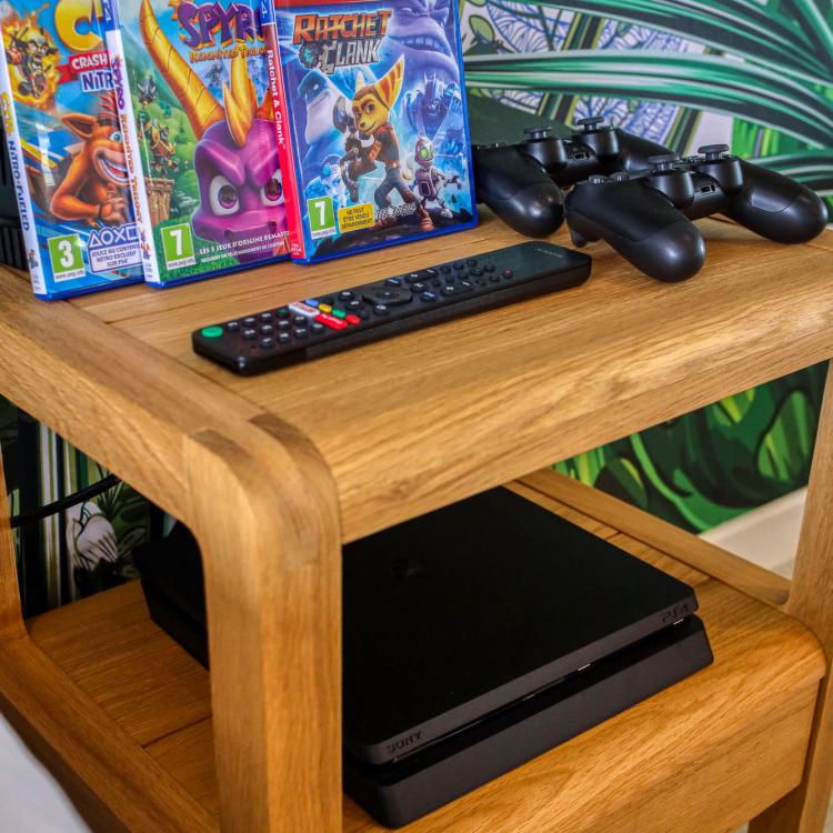 27 / 1024 Tv - PS4 with wall screen.