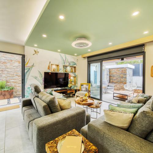 Pièce de vie : un salon de 30 m2 avec home cinema.