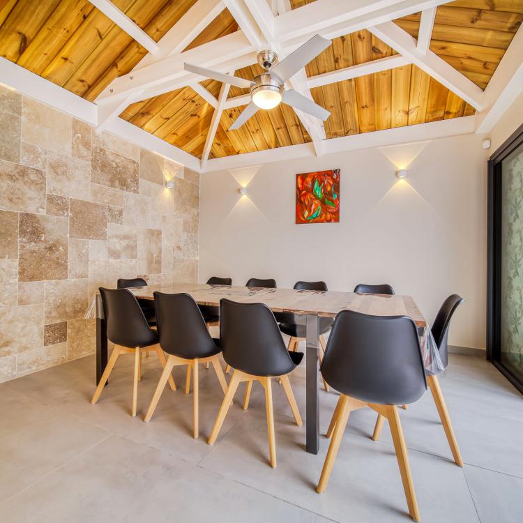 Espace salle à manger convivial avec brasseur d'air.